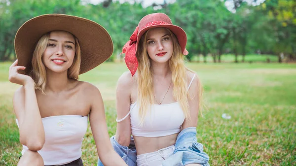 Due Belle Donne Rilassano Nel Parco Durante Vacanze — Foto Stock