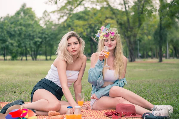 Mujer Bonita Divertirse Con Amigo Parque Beber Batidos Comer Fruta — Foto de Stock