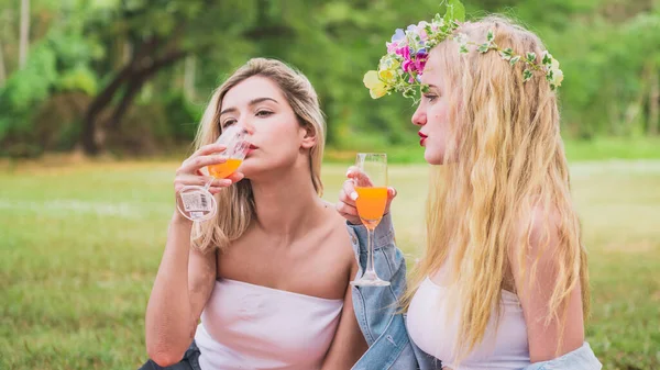 Hermosa Mujer Divertirse Con Amigo Parque Beber Batidos Comer Fruta — Foto de Stock