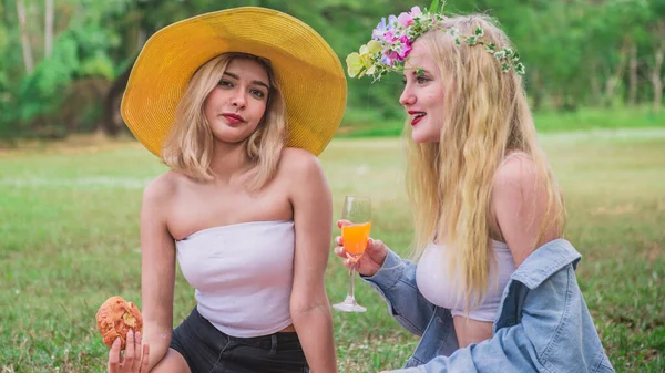 Hermosa Mujer Divertirse Con Amigo Parque Beber Batidos Comer Fruta — Foto de Stock