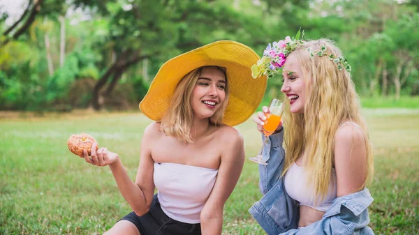 Joven Hermosa Mujer Divertirse Con Amigo Parque Beber Comer Mientras — Foto de Stock