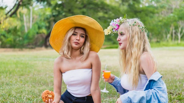 Hermosa Mujer Divertirse Con Amigo Parque Beber Batidos Comer Fruta — Foto de Stock