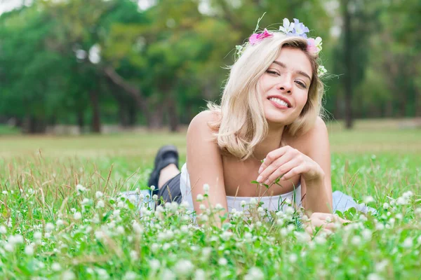 Mujer Bonita Tendida Hierba Parque Primavera Sonriendo — Foto de Stock