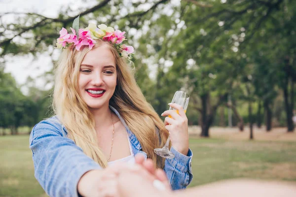 Schöne Frau Hält Mann Urlaub Hand Hand Öffentlichem Park — Stockfoto