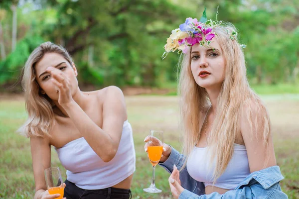 Mujer Bonita Divertirse Con Amigo Parque Beber Batidos Comer Fruta — Foto de Stock