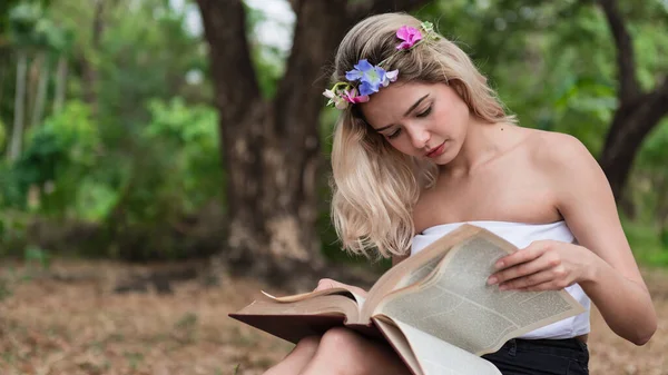 Young Woman Reading Book Park — Stock Photo, Image