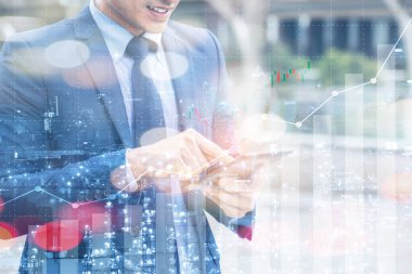 Hologram teknolojisiyle akıllı telefona yatırım yapan bir adam.