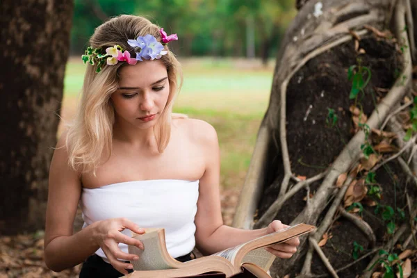 Mujer Joven Leyendo Libro Parque — Foto de Stock