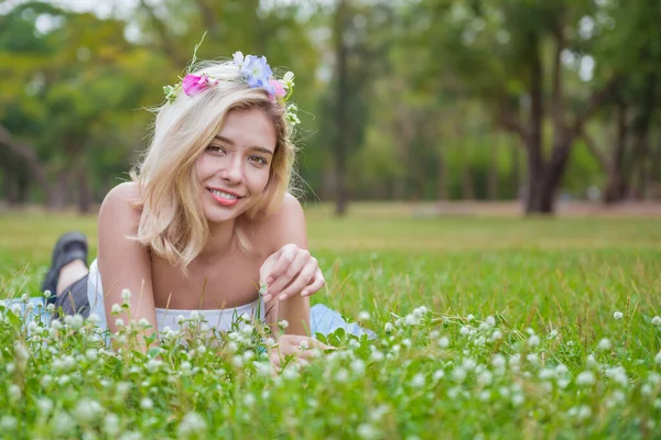 Mujer Bonita Tendida Hierba Parque Primavera Sonriendo —  Fotos de Stock