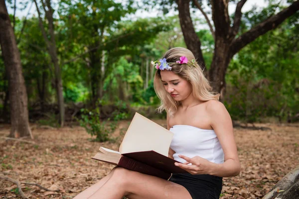 Hermosa Mujer Leyendo Parque — Foto de Stock