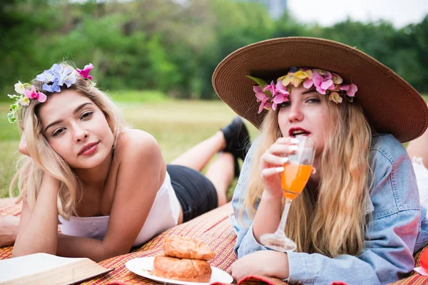 Hermosa Mujer Leer Libro Texto Acostarse Estera Campo Hierba Con — Foto de Stock