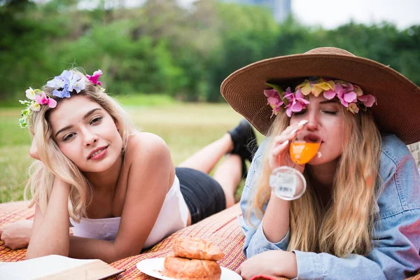 Hermosa Mujer Leer Libro Texto Acostarse Estera Campo Hierba Con — Foto de Stock