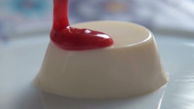 Çilek soslu Panna cotta