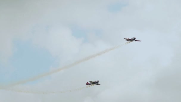 Vliegtuigen maken van manoeuvre in de lucht — Stockvideo