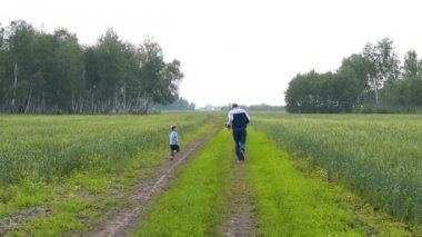 Torunu ve kırsal kesimde eğleniyor büyükbaba