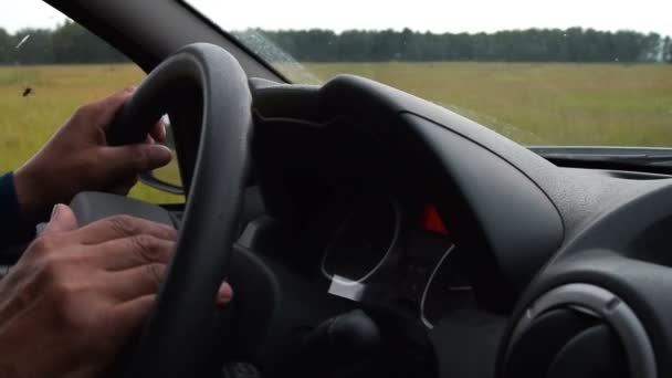Hombre conduciendo un coche en el campo — Vídeo de stock