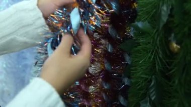 Noel tinsel dükkanda satın alma