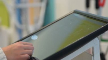 Mağaza elektronik katalog üzerinden seyir kadın