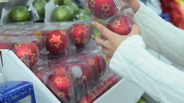 Femme achetant des décorations d'arbre de Noël dans le magasin — Video