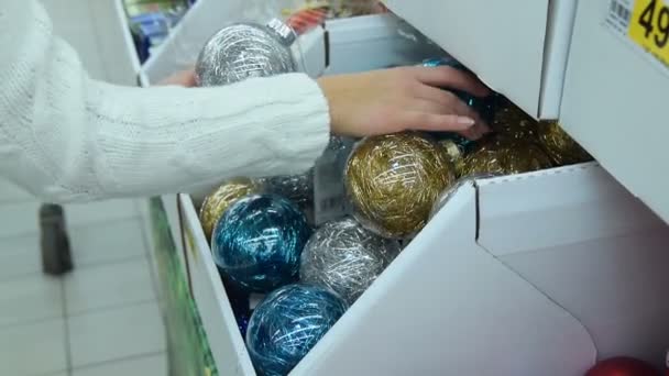 Γυναίκα αγοράζοντας Χριστουγεννιάτικες μπάλες στο κατάστημα — Αρχείο Βίντεο
