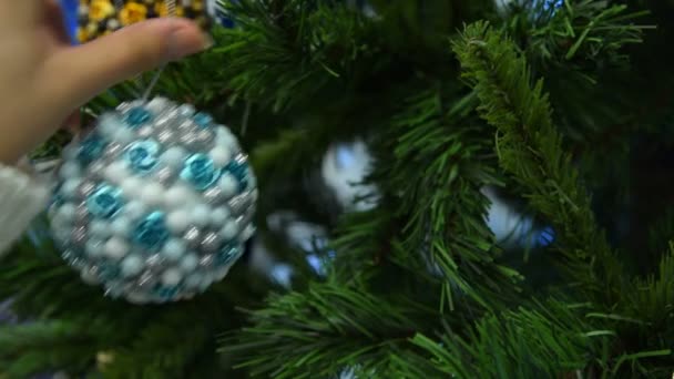 Decorating Christmas tree — Stock Video