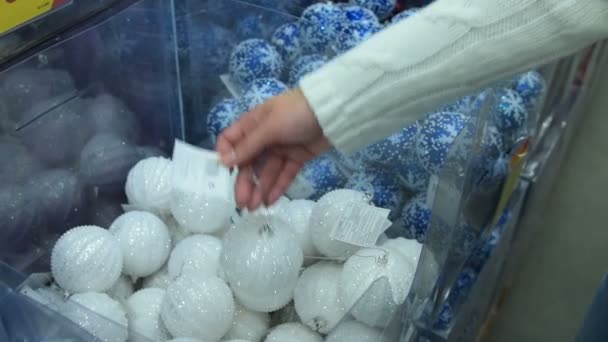 Christmas balls in the store — Stock Video