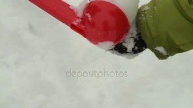 Çocuk ve kartopu makinesi