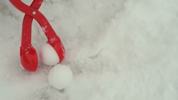 Hombre usando fabricante de bolas de nieve — Vídeos de Stock