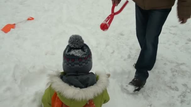 Opa en kleinzoon spelen buiten in de winter — Stockvideo