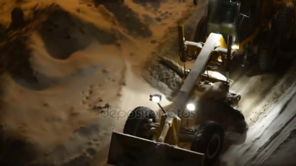 Snowremoval maskinen arbetar på natten — Stockvideo