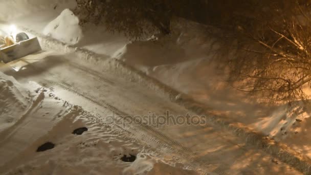 Sneeuwschuiver vrachtwagen schoonmaken van de weg in de nacht — Stockvideo