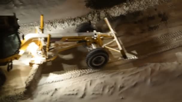 Werkende sneeuw plow bij nacht — Stockvideo