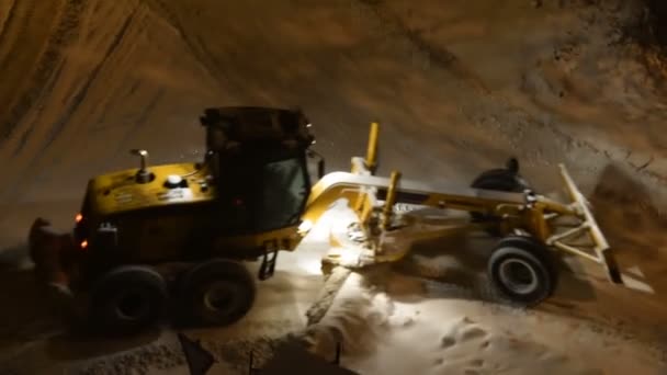 Arado de nieve de trabajo en el camino nocturno — Vídeos de Stock