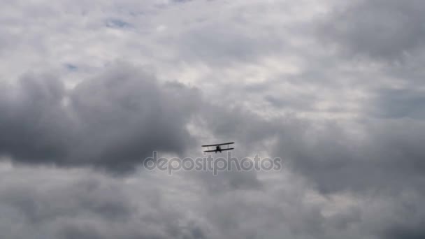 Avion rétro volant dans un ciel nuageux — Video