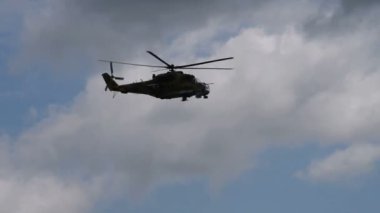 Rus askeri helikopterler uçuyor