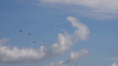 Dört savaş uçağı hava performans sırasında