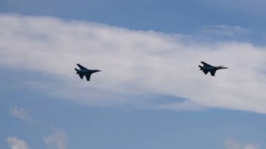 Savaş uçakları gökyüzündeki