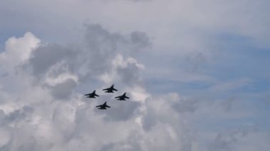 Dört jet savaşçıların havada gerçekleştirme