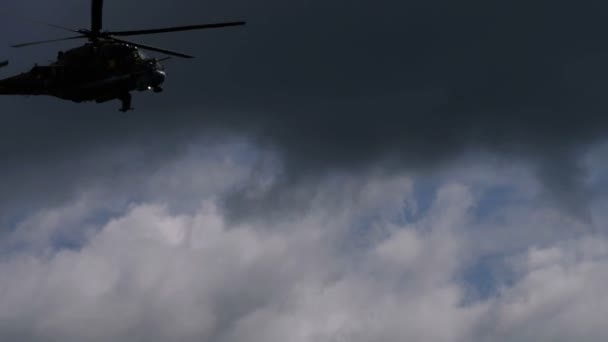 Russische militaire helikopters vliegen — Stockvideo