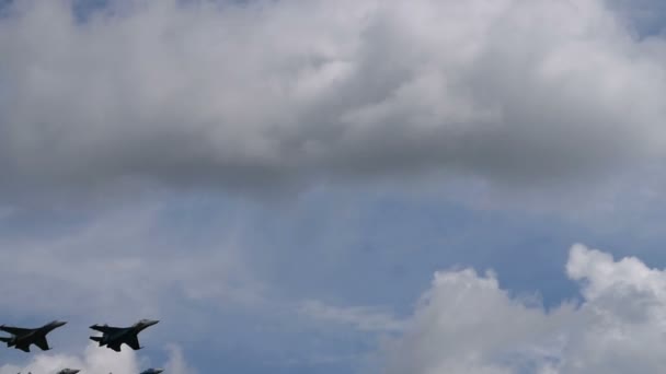 Vier gevechtsvliegtuigen in blauwe hemel — Stockvideo