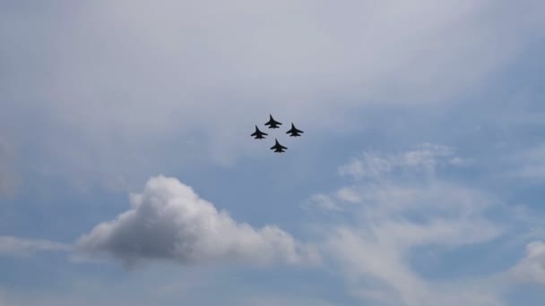 Aviones de combate actuando en el cielo — Vídeo de stock