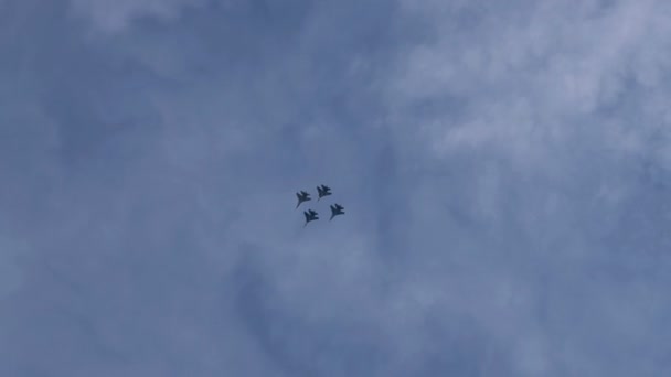Четыре истребителя, летящие близко в голубом небе — стоковое видео