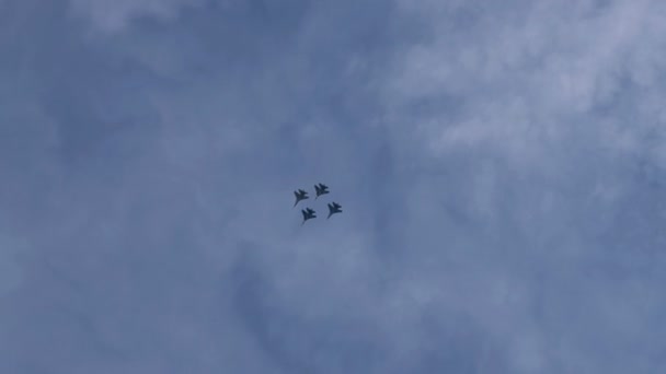 Quatre avions de chasse volant près du ciel bleu — Video