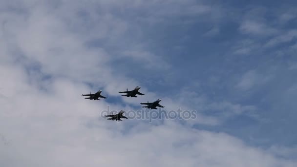 Cuatro aviones de combate actuando en el aire — Vídeos de Stock