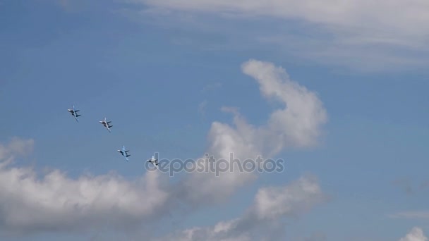 Четыре истребителя во время воздушных боёв — стоковое видео