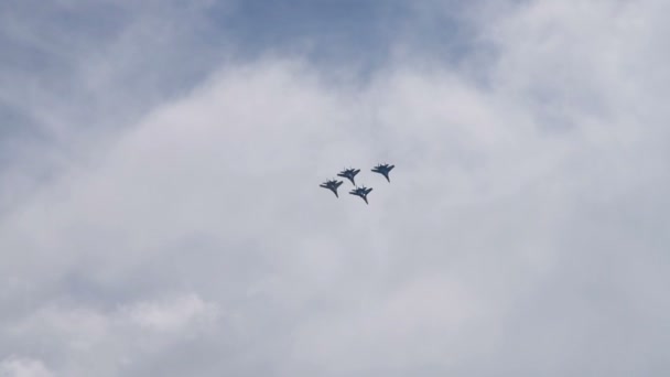 Cuatro aviones de combate actuando en el cielo nublado — Vídeo de stock