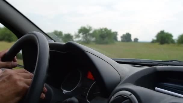 Homem dirigindo um carro fora da cidade — Vídeo de Stock