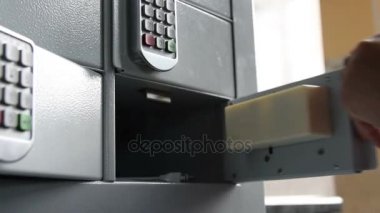 Cep telefonu şarj için soyunma bırakarak kadın