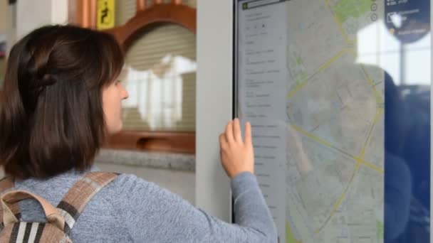 Turista usando a pesquisa no mapa eletrônico touchscreen — Vídeo de Stock