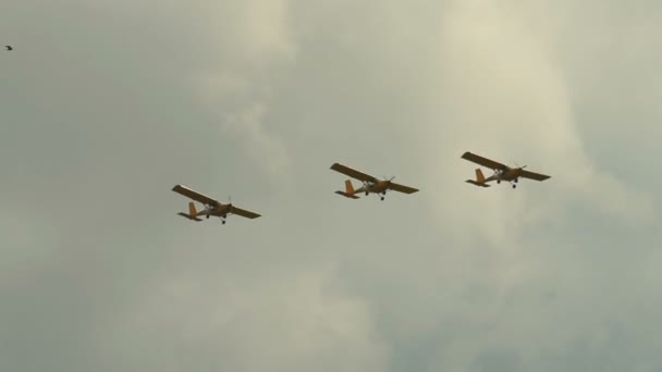 Три легких самолета, выполняющих в небе — стоковое видео